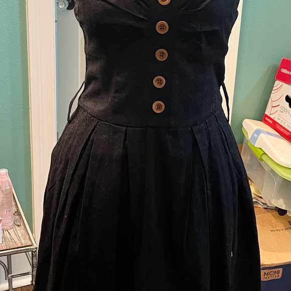 2 Charlotte Russe WHITE PLEAT & BLACK BUTTON DETAIL - Picture 7 of 8